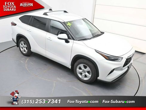 Used 2025 Toyota Highlander LE FWD image 28