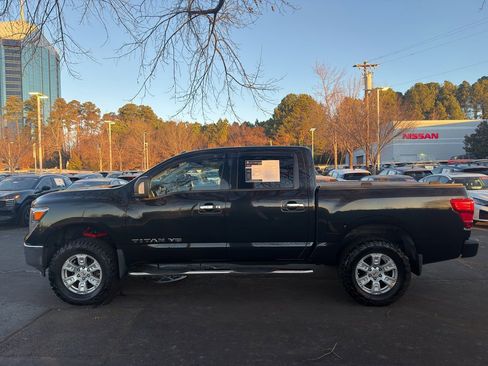 Used 2019 Nissan Titan SV w/ SV Convenience Package image 4