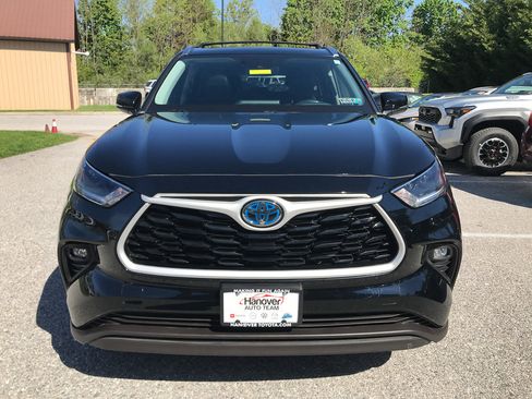 Used 2021 Toyota Highlander XLE image 3