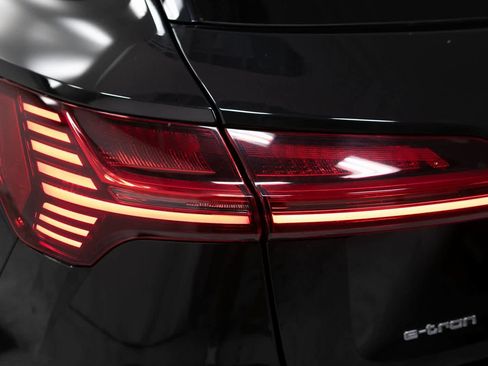 Used 2022 Audi e-tron Premium Plus w/ Premium Plus Package image 33