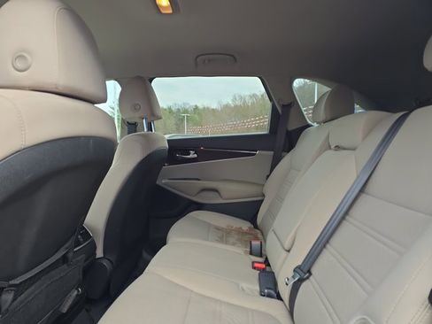Used 2020 Kia Sorento LX image 25
