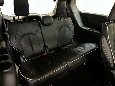 Used 2026 Chrysler Pacifica Limited FWD image 26