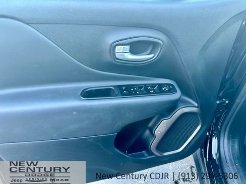 Used 2023 Jeep Renegade Latitude AWD/4WD image 22