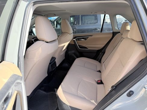 Used 2020 Toyota RAV4 XLE w/ Convenience Package AWD/4WD image 3