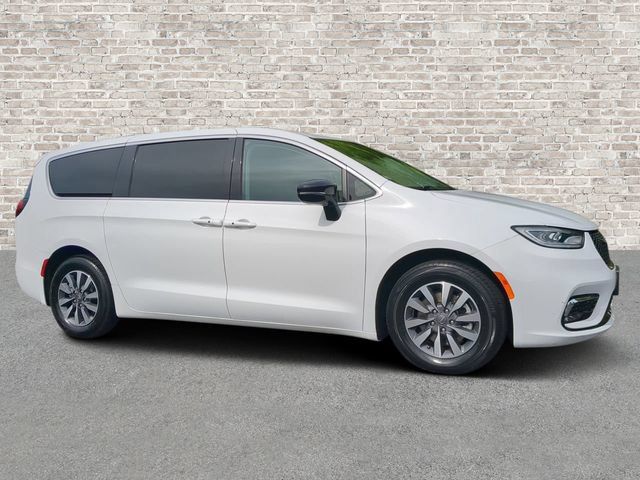 Used 2024 Chrysler Pacifica Limited FWD image 1
