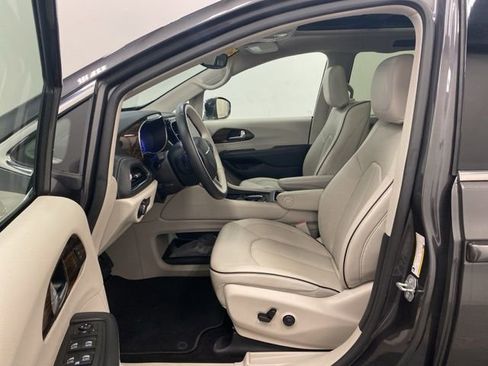 Used 2021 Chrysler Pacifica Limited w/ Uconnect Theater Family Group image 9