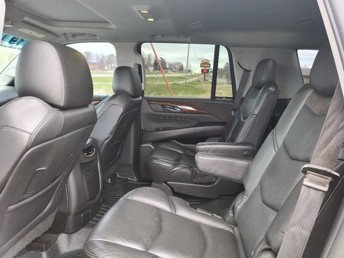 Used 2019 Cadillac Escalade Luxury AWD/4WD image 9