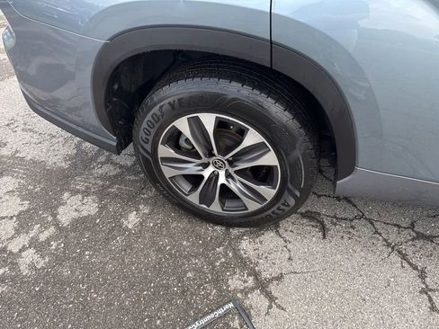 Used 2020 Toyota Highlander XLE FWD image 4