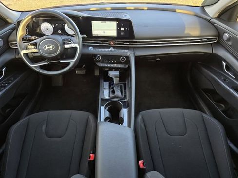 Used 2025 Hyundai Elantra SEL FWD image 15
