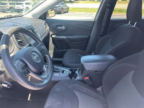 Used 2019 Jeep Cherokee Latitude w/ Popular Appearance Group FWD image 2