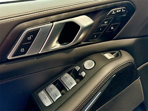 Used 2025 BMW X7 xDrive40i w/ Climate Comfort Package image 16
