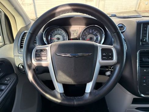 Used 2016 Chrysler Town & Country Touring image 30