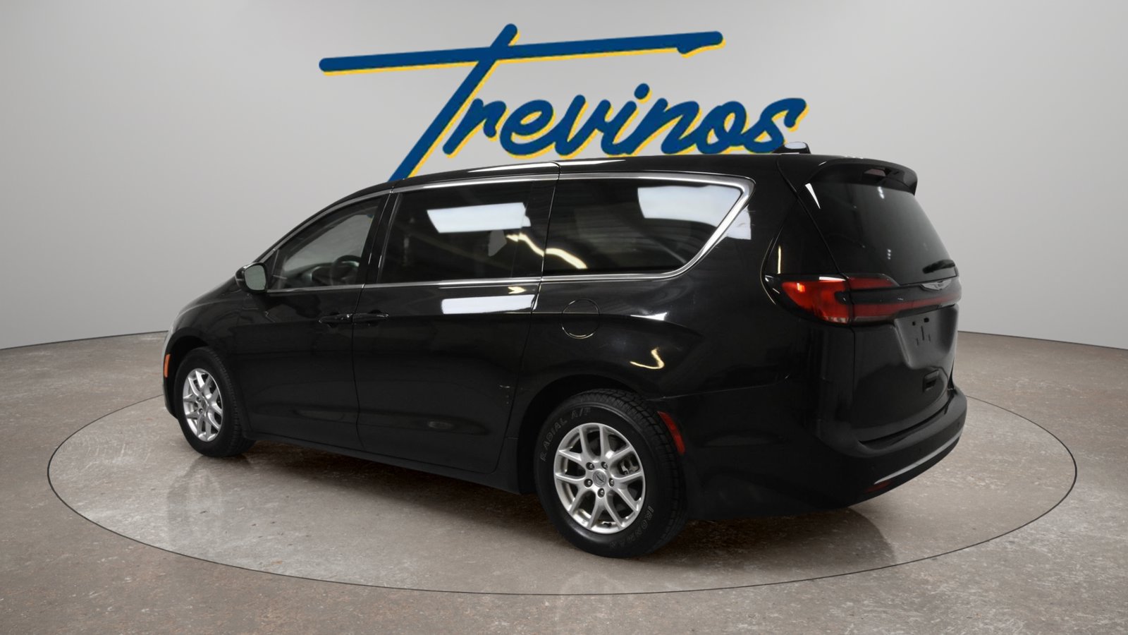 Used 2023 Chrysler Pacifica Touring-L FWD image 9