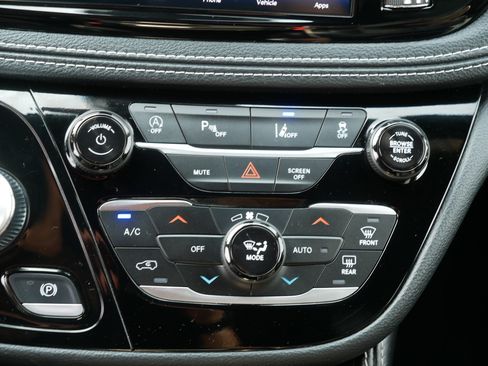 Used 2025 Chrysler Pacifica Limited FWD image 23