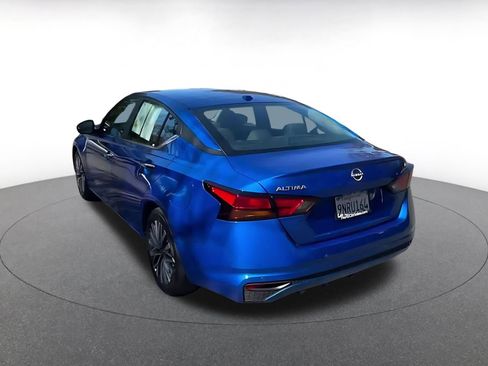 Used 2025 Nissan Altima 2.5 SV FWD image 11