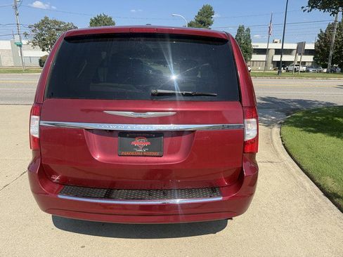Used 2015 Chrysler Town & Country Touring image 6