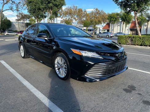 Used 2018 Toyota Camry XLE image 4