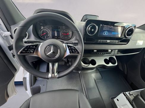 Used 2025 Mercedes-Benz Sprinter 2500 image 8