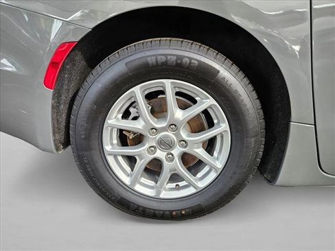 Used 2023 Chrysler Pacifica Touring-L FWD image 17