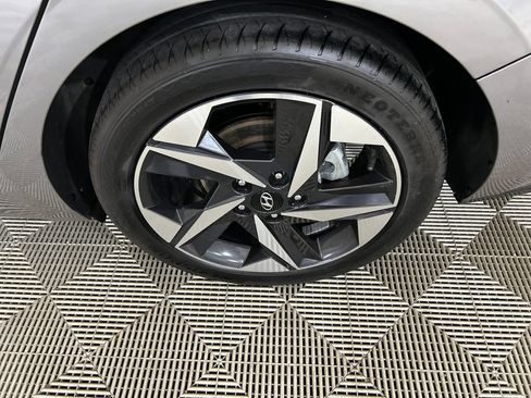 Used 2023 Hyundai Elantra Limited w/ Preferred Accessory Package FWD image 10