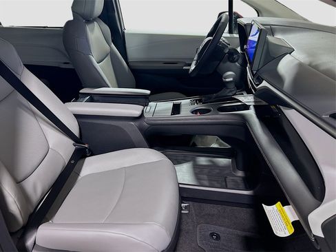 New 2026 Toyota Sienna XLE image 29