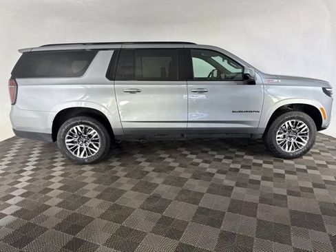 Used 2025 Chevrolet Suburban Z71 AWD/4WD image 4