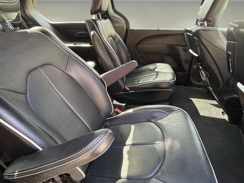 Used 2019 Chrysler Pacifica Limited w/ Advanced Safetytec Group FWD image 16