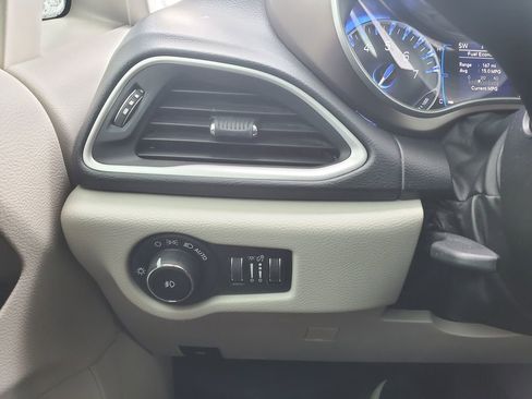 Used 2018 Chrysler Pacifica Touring Plus image 16