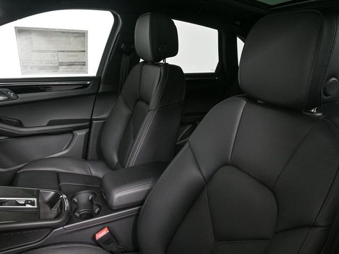 Certified 2025 Porsche Macan image 5