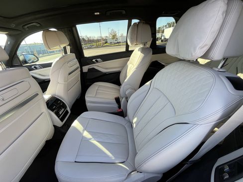 Used 2024 BMW X7 xDrive40i w/ Premium Package image 30