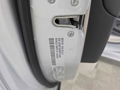 Used 2024 Chrysler Pacifica Limited image 36