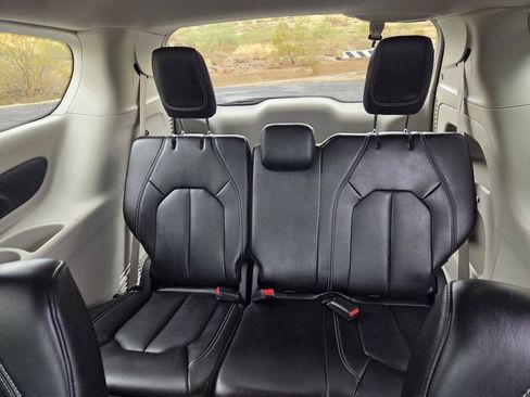 Used 2023 Chrysler Pacifica Touring-L FWD image 20