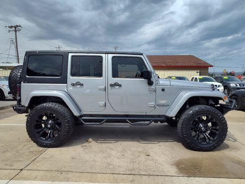 Used 2014 Jeep Wrangler Unlimited Sahara w/ Max Tow Package AWD/4WD image 3