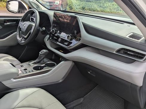 Used 2024 Toyota Highlander Platinum AWD/4WD image 43