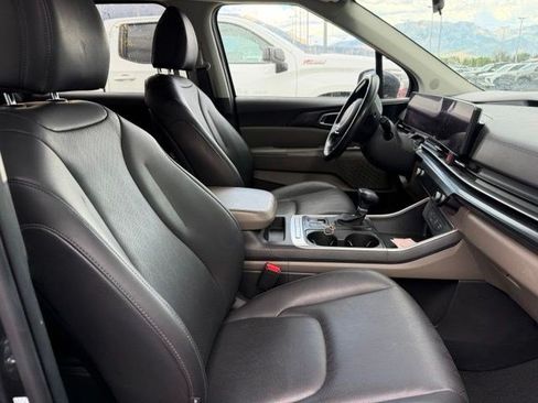 Used 2025 Kia Carnival FWD image 11