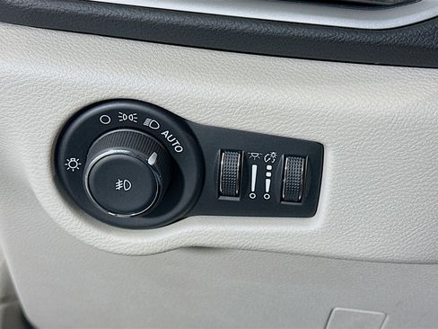 Used 2024 Chrysler Pacifica Touring-L image 17