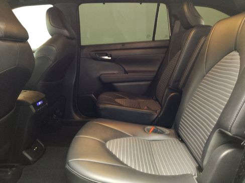 Used 2021 Toyota Highlander XSE image 18