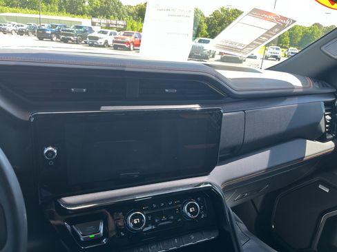 Used 2024 GMC Sierra 1500 AT4 w/ Technology Package AWD/4WD image 10