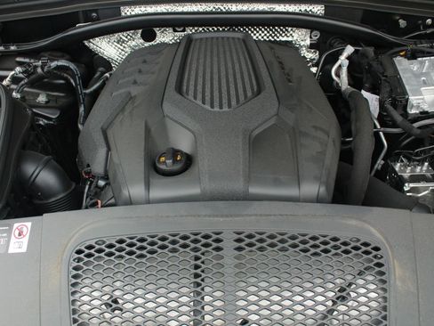 Certified 2025 Porsche Macan image 16