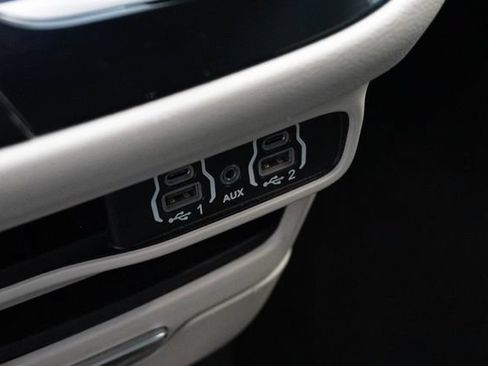 Used 2024 Chrysler Pacifica Touring-L FWD image 7