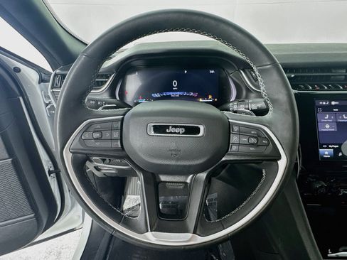 Used 2023 Jeep Grand Cherokee L Laredo RWD image 11