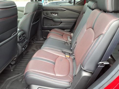 Certified 2025 Honda Pilot Black Edition image 8