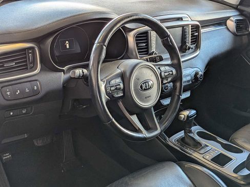 Used 2018 Kia Sorento SX image 2