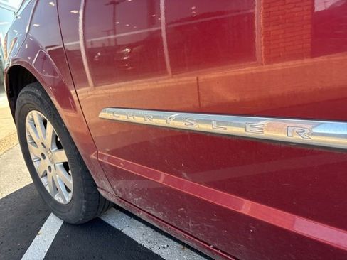 Used 2014 Chrysler Town & Country Touring image 10