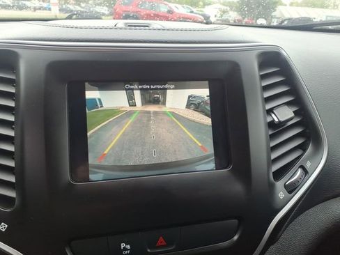 Used 2019 Jeep Cherokee Latitude Plus w/ Comfort/Convenience Group AWD/4WD image 9