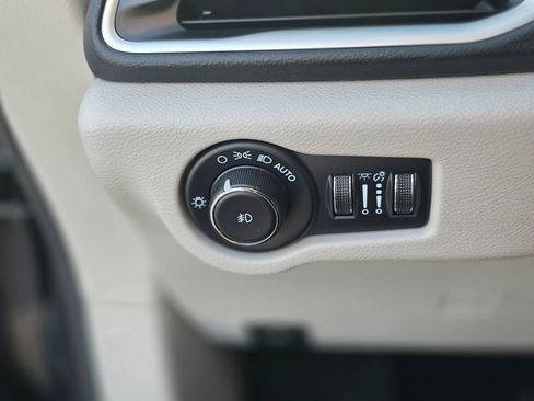 Used 2023 Chrysler Pacifica Touring-L FWD image 39