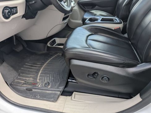 Used 2023 Chrysler Pacifica Touring-L FWD image 32