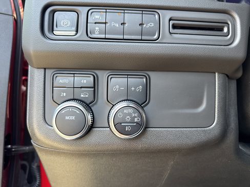 Used 2021 GMC Yukon SLT w/ SLT Premium Package image 19