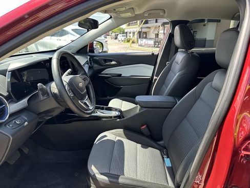 Used 2025 Chevrolet Trax LT w/ LT Convenience Package FWD image 9