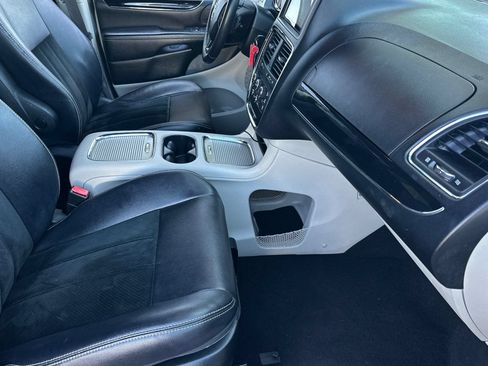 Used 2017 Dodge Grand Caravan SXT FWD image 14